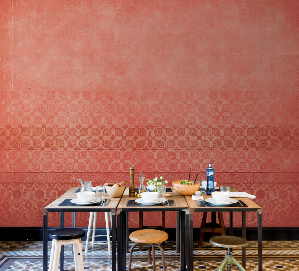 Foto di una sala da pranzo moderna con pareti rosse