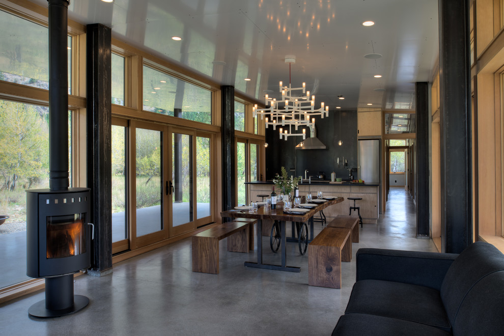 Aménagement d'une petite salle à manger ouverte sur le salon contemporaine avec sol en béton ciré.