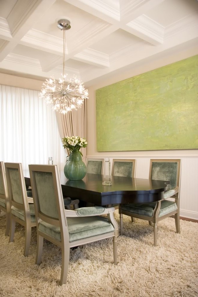 Foto di una sala da pranzo aperta verso il soggiorno tradizionale di medie dimensioni con pareti beige, pavimento in legno massello medio e pavimento marrone