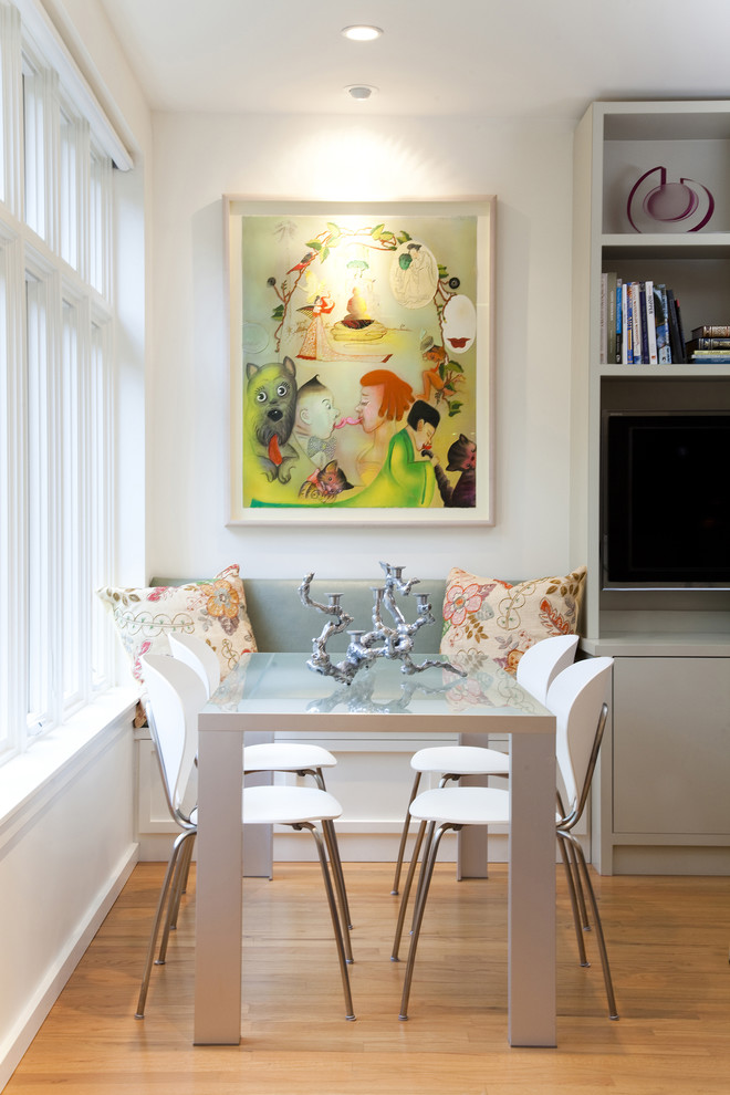 Diseño de comedor bohemio con paredes blancas y suelo de madera en tonos medios