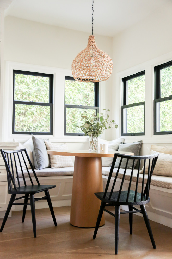 Diseño de comedor actual con con oficina, paredes blancas, suelo de madera en tonos medios y suelo marrón