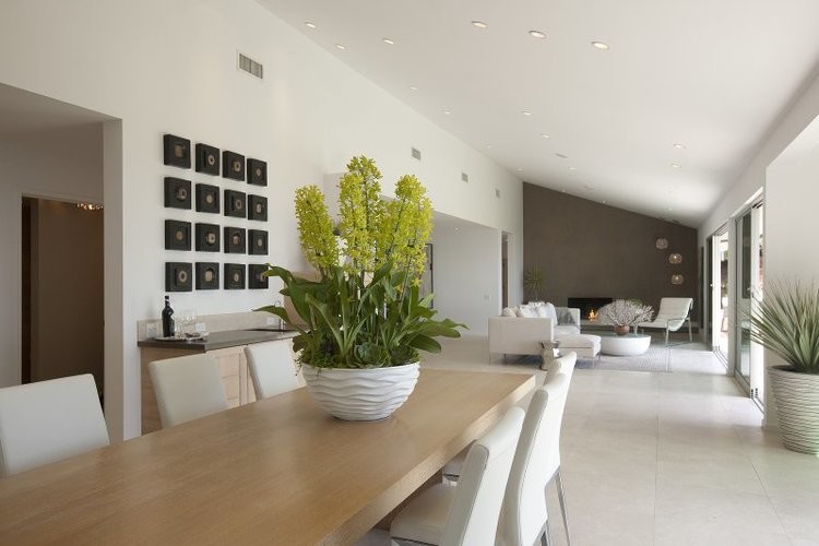 Foto di una grande sala da pranzo aperta verso il soggiorno design con pareti bianche e pavimento in pietra calcarea