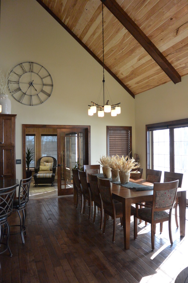 Esempio di una sala da pranzo aperta verso il soggiorno tradizionale con pareti bianche, pavimento in legno massello medio e nessun camino