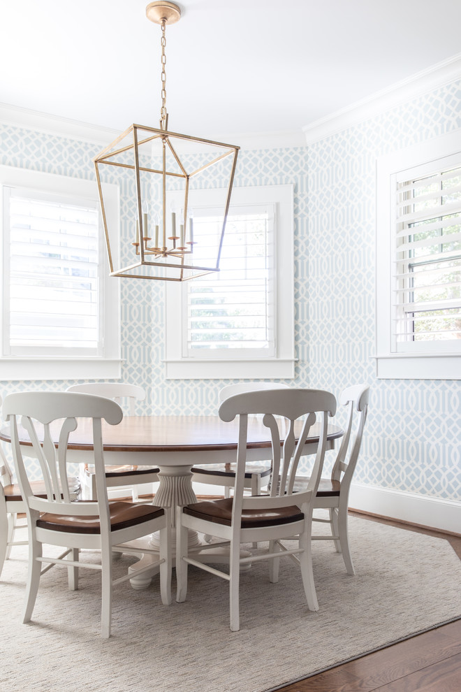 Inspiration pour une salle à manger traditionnelle avec un mur bleu et parquet foncé.