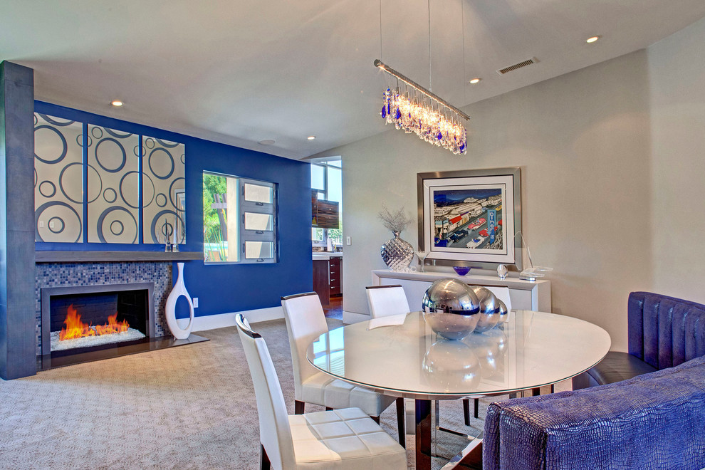 Свежая идея для дизайна: столовая в современном стиле с синими стенами, ковровым покрытием, стандартным камином и фасадом камина из плитки - отличное фото интерьера