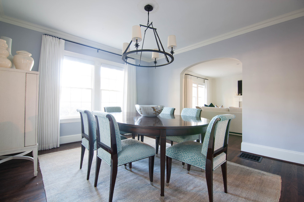 Ispirazione per una sala da pranzo classica chiusa e di medie dimensioni con pareti blu, parquet scuro e pavimento marrone