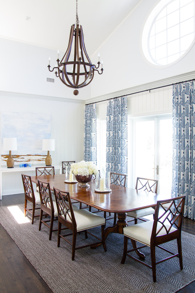 Inspiration pour une salle à manger marine avec un mur blanc, parquet foncé, un sol marron et éclairage.