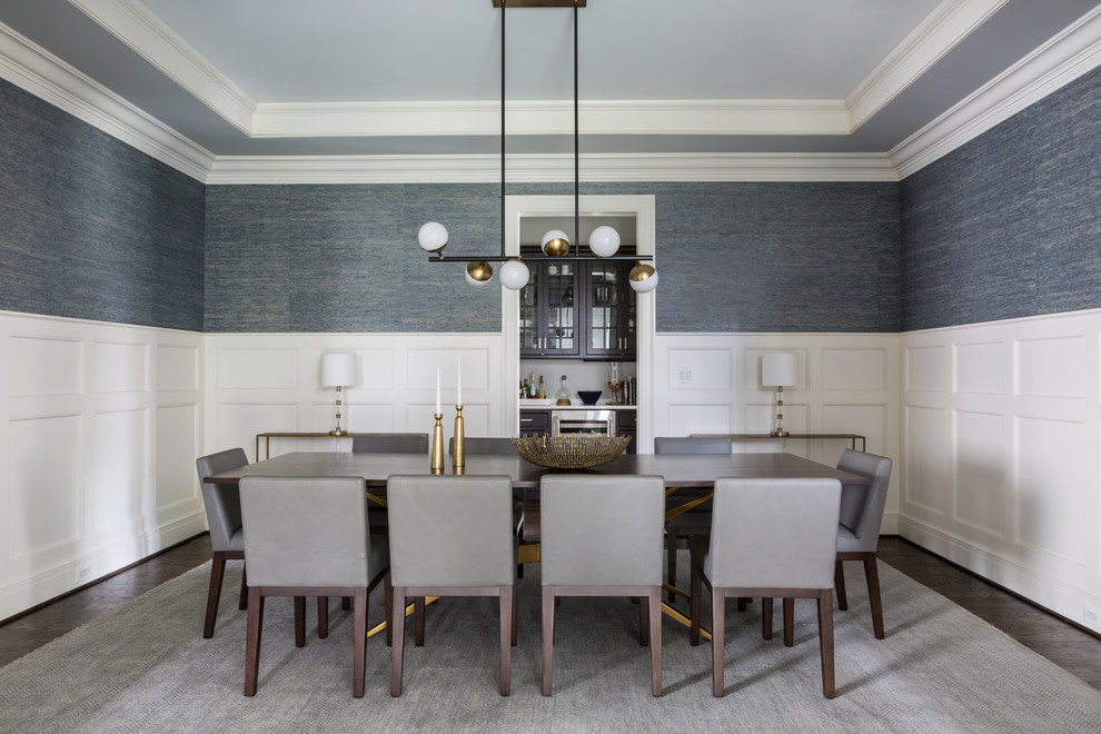 Aménagement d'une salle à manger classique fermée avec un mur bleu, parquet foncé, un sol marron et éclairage.