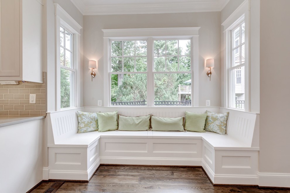 Inspiration pour une salle à manger ouverte sur le salon traditionnelle de taille moyenne avec un mur blanc et un sol en contreplaqué.