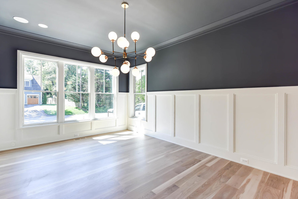 Immagine di una grande sala da pranzo aperta verso la cucina chic con pareti blu, pavimento in legno massello medio e pavimento marrone