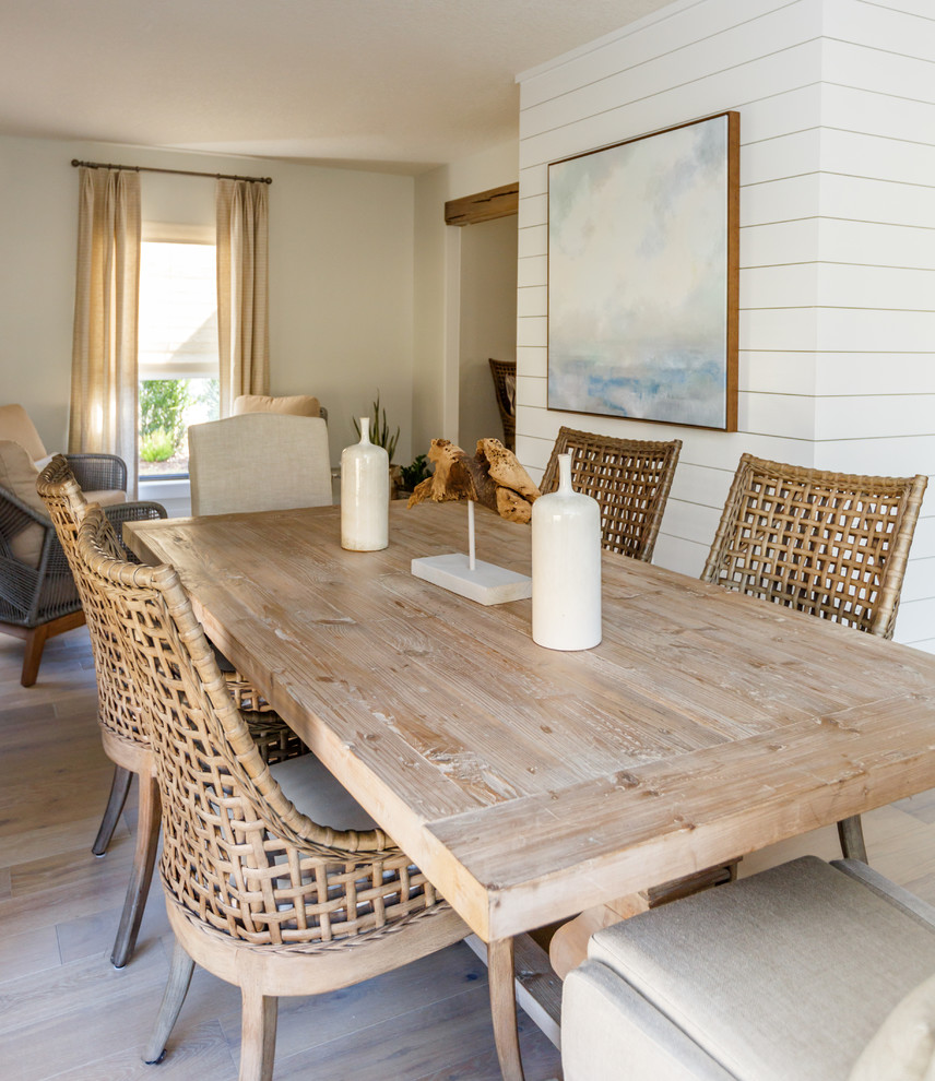 Idee per una sala da pranzo aperta verso il soggiorno stile marino di medie dimensioni con pareti beige, parquet chiaro e pavimento beige