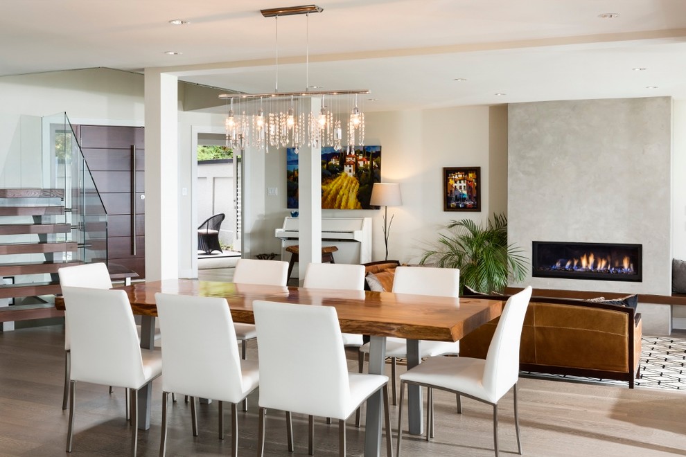 Esempio di una sala da pranzo aperta verso il soggiorno minimal con pareti bianche e pavimento in legno massello medio