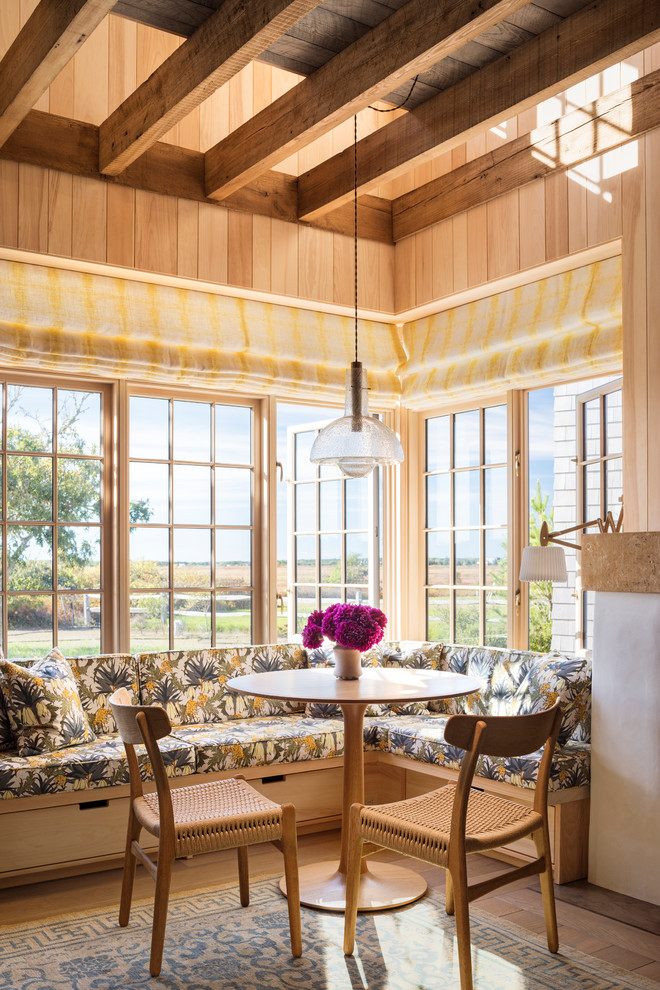 Immagine di una piccola sala da pranzo stile marinaro con parquet chiaro, pareti beige, nessun camino e pavimento beige