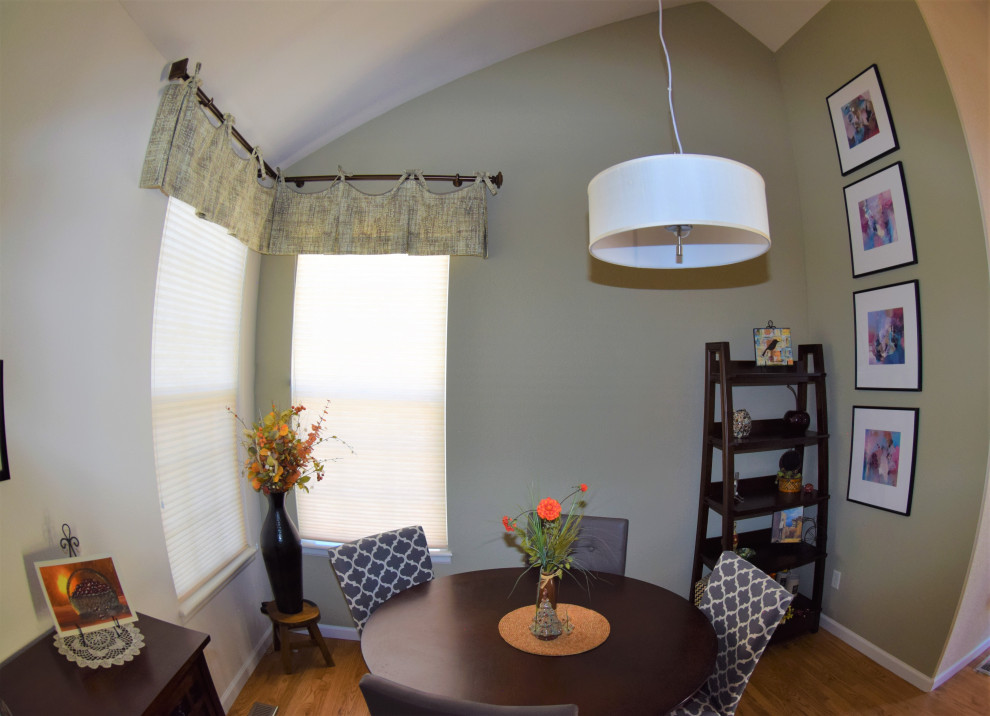 Idées déco pour une petite salle à manger classique avec une banquette d'angle, un mur vert, un sol en bois brun, un sol marron et un plafond voûté.