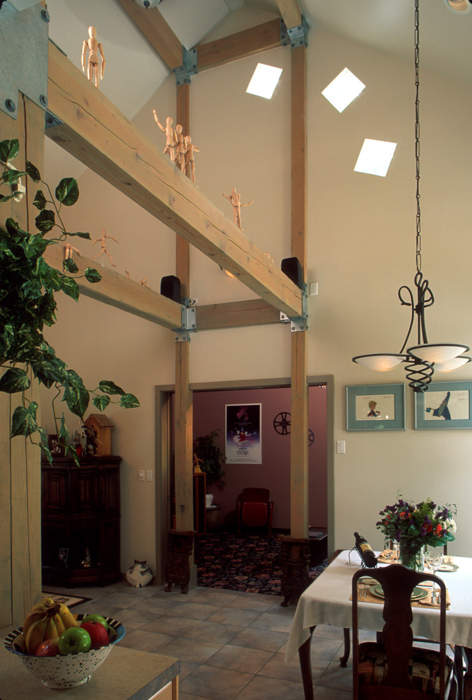 Ispirazione per una sala da pranzo aperta verso il soggiorno eclettica con pareti beige, pavimento con piastrelle in ceramica e nessun camino