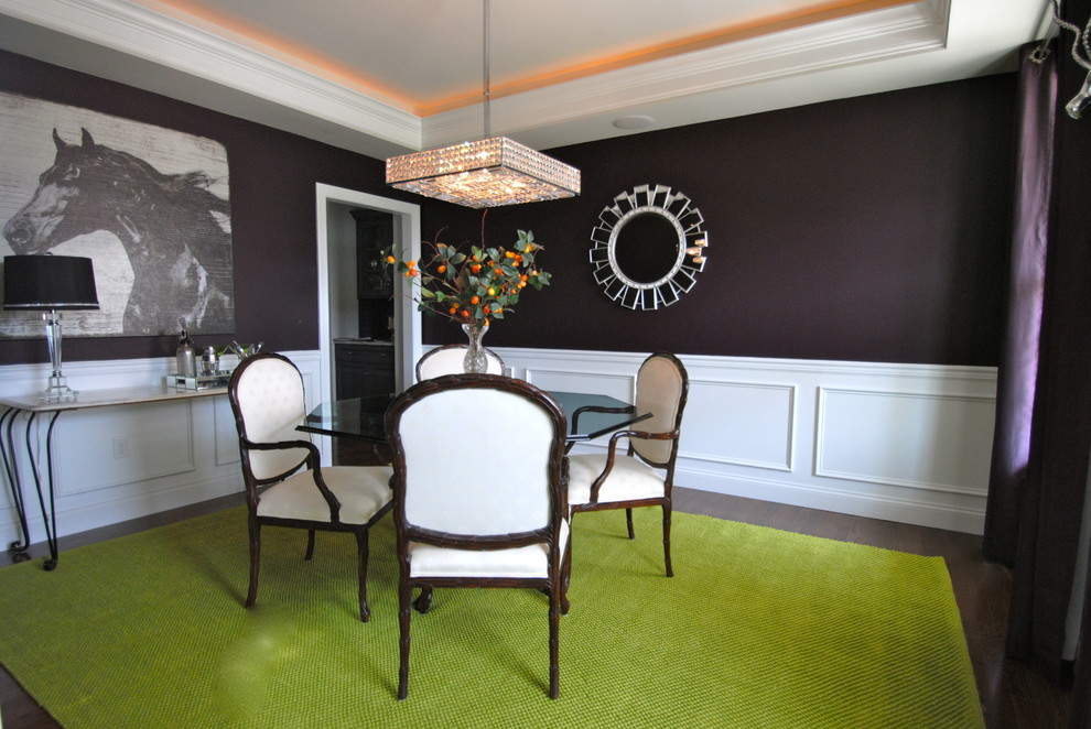 Immagine di una sala da pranzo contemporanea chiusa con pareti nere e parquet scuro