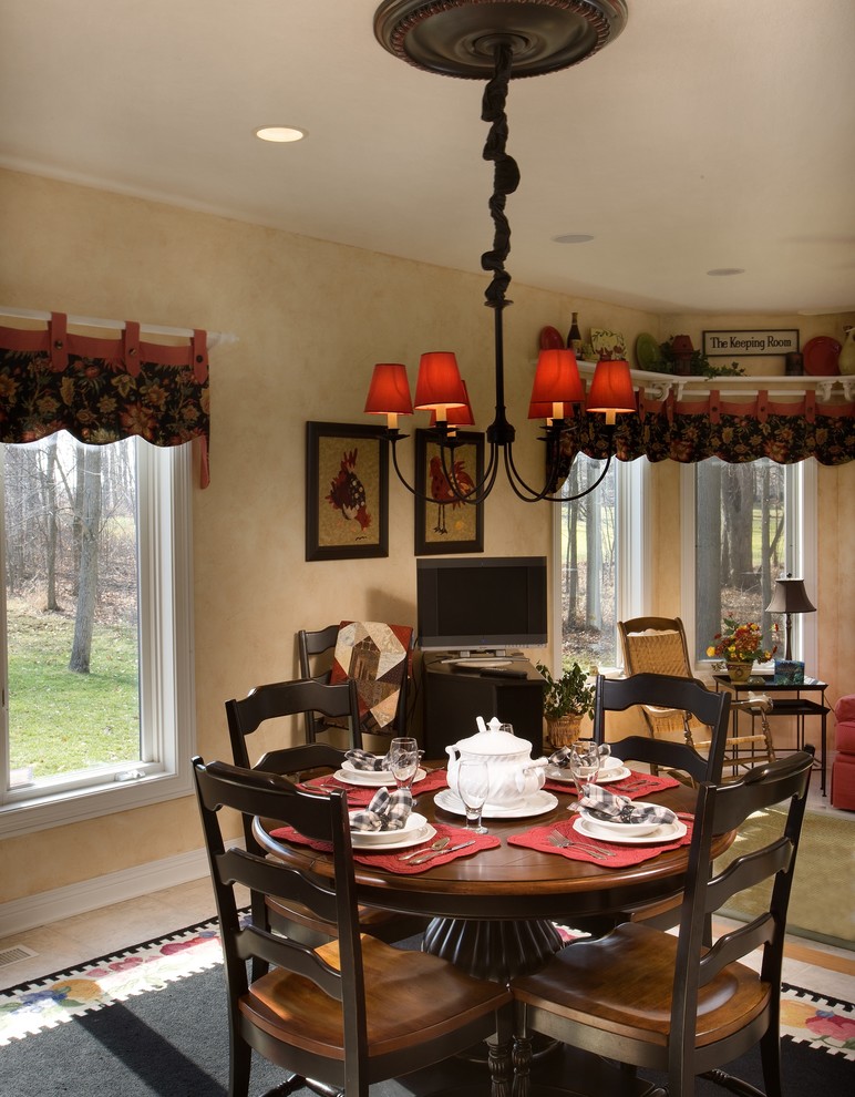 Example of a classic dining room design in Columbus
