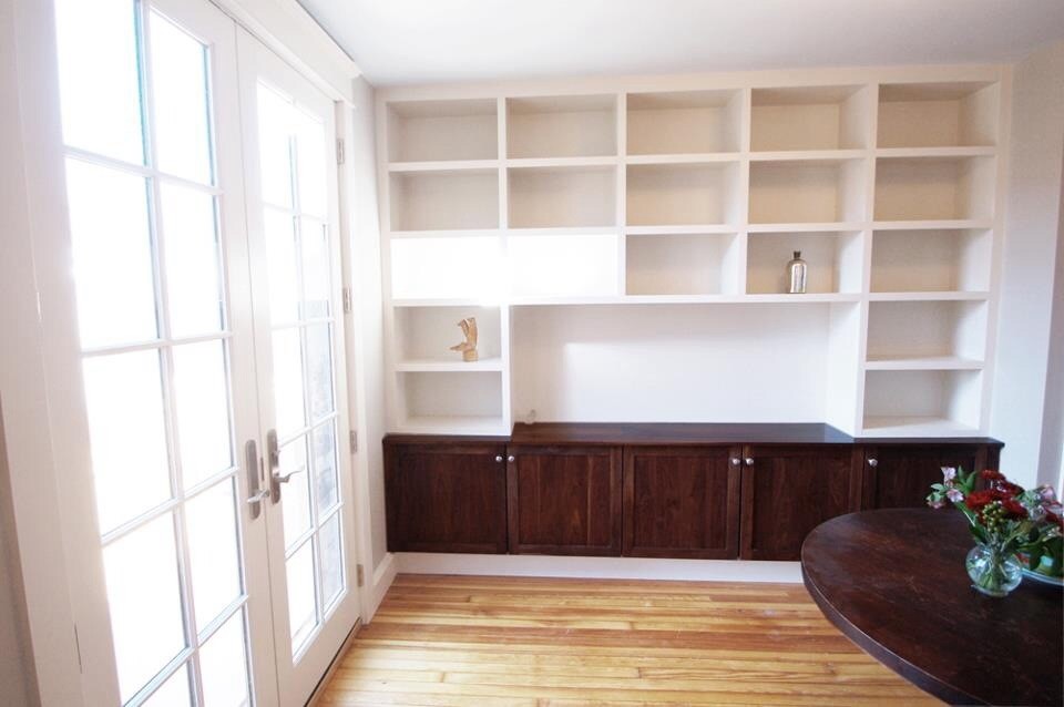 Immagine di una piccola sala da pranzo minimal chiusa con pareti bianche, parquet chiaro, nessun camino e pavimento marrone