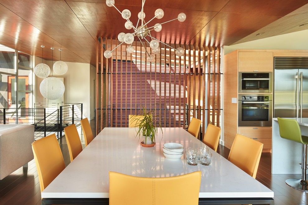 Réalisation d'une salle à manger vintage avec un mur blanc, parquet foncé et un sol marron.
