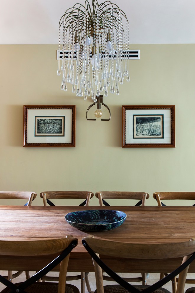 Immagine di una piccola sala da pranzo aperta verso la cucina mediterranea con pareti beige e pavimento in gres porcellanato
