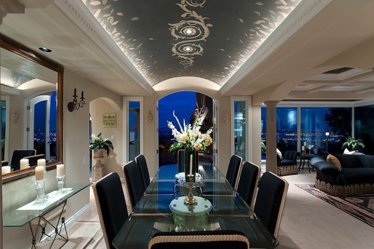На фото: большая гостиная-столовая в средиземноморском стиле с бежевыми стенами, ковровым покрытием и бежевым полом
