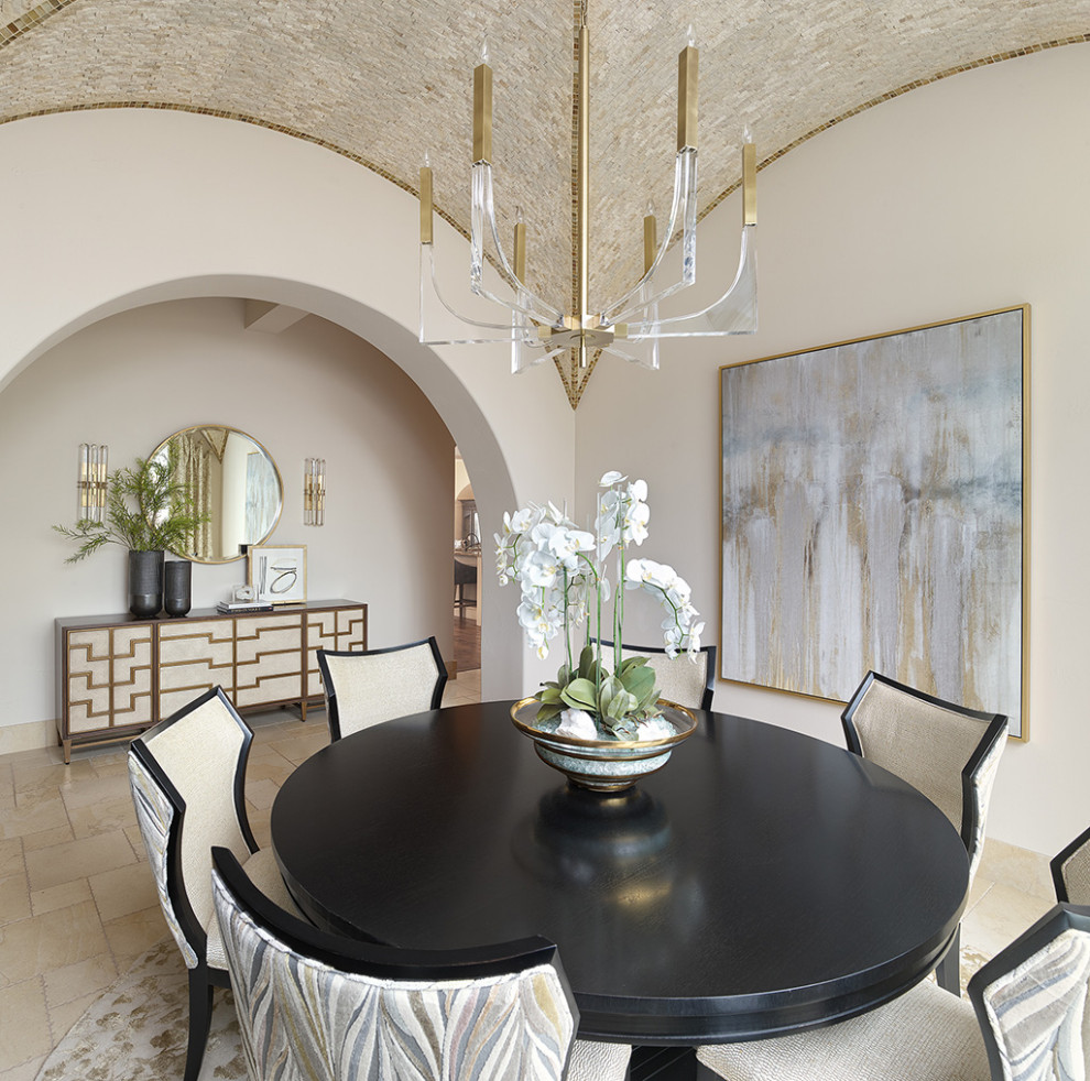 Ispirazione per una grande sala da pranzo mediterranea chiusa con pareti beige, pavimento in gres porcellanato, pavimento beige e soffitto a volta