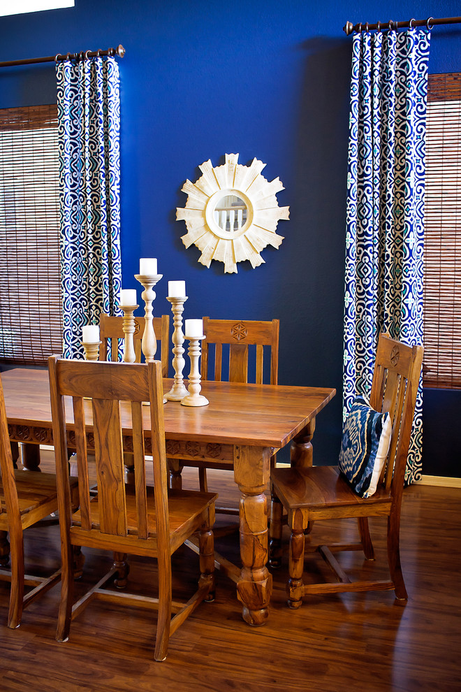 Cette photo montre une rideau de salle à manger méditerranéenne avec un mur bleu.