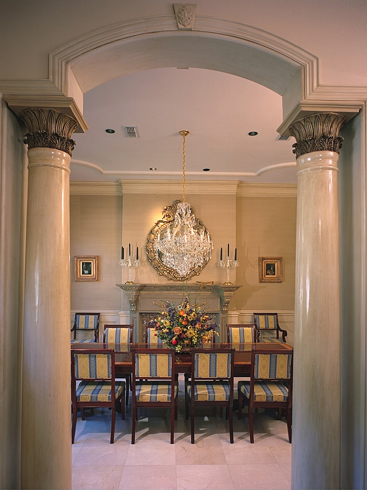 Immagine di una sala da pranzo vittoriana chiusa e di medie dimensioni con pareti beige, pavimento in marmo, nessun camino e pavimento bianco