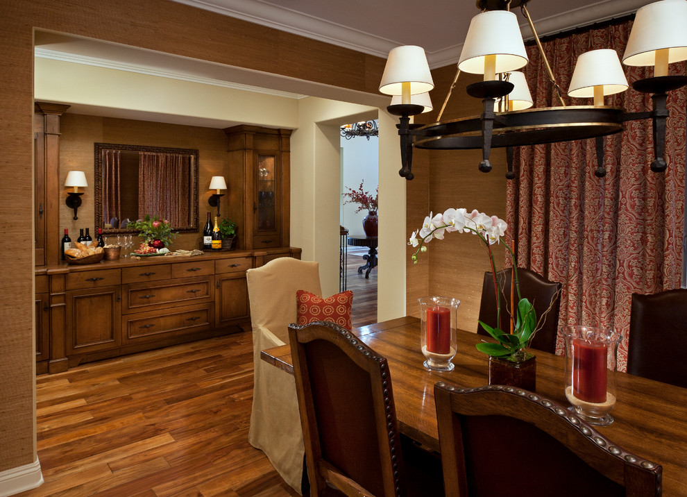 Immagine di una sala da pranzo tradizionale con pareti marroni e parquet scuro