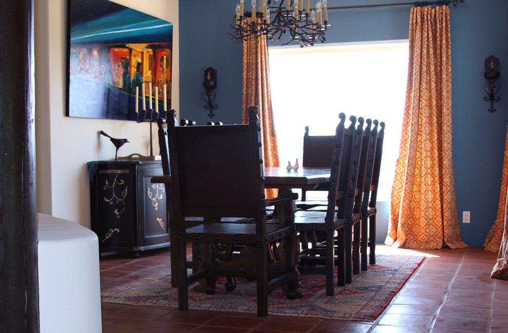 Exemple d'une salle à manger ouverte sur la cuisine méditerranéenne de taille moyenne avec un mur bleu et tomettes au sol.
