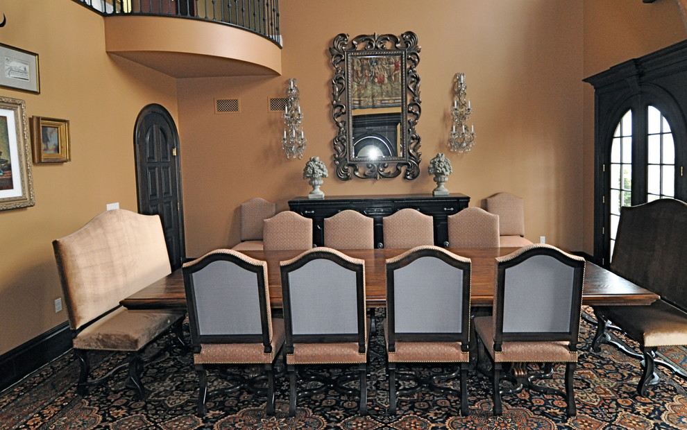 Foto di una sala da pranzo mediterranea chiusa con pareti beige e moquette