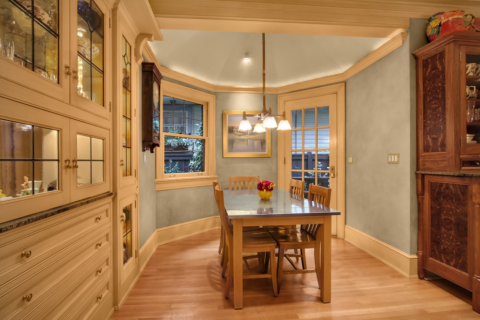 Idées déco pour une salle à manger classique avec un mur gris et un sol en bois brun.