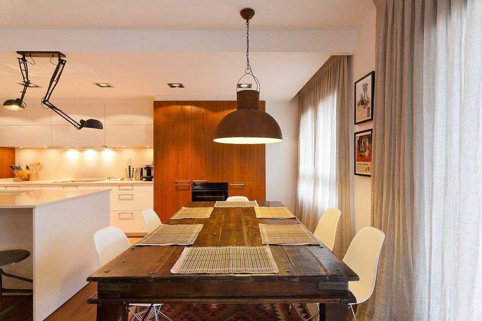 Aménagement d'une salle à manger ouverte sur la cuisine contemporaine de taille moyenne avec un mur blanc, un sol en bois brun et aucune cheminée.