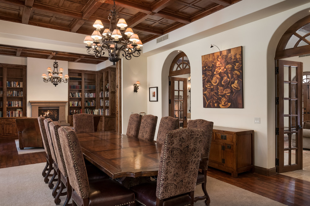 Foto di una grande sala da pranzo mediterranea chiusa con pareti beige, parquet scuro e pavimento marrone