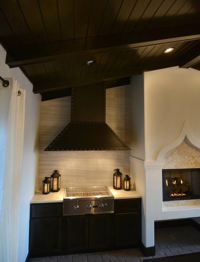 Idée de décoration pour une salle à manger méditerranéenne fermée et de taille moyenne avec un mur blanc et une cheminée standard.