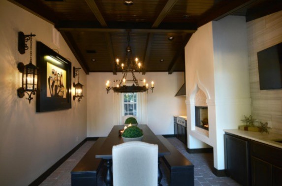 Immagine di una sala da pranzo mediterranea chiusa e di medie dimensioni con pareti bianche e camino classico