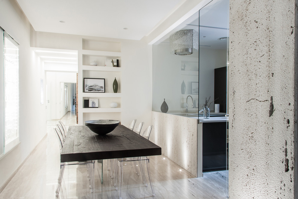 Foto di una sala da pranzo design con pareti bianche e pavimento in marmo