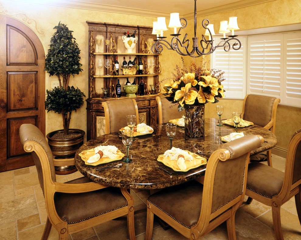 Cette photo montre une salle à manger méditerranéenne fermée et de taille moyenne avec un mur beige et un sol en travertin.