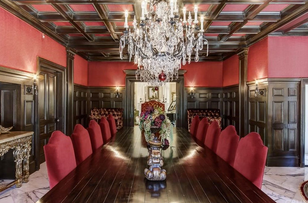 Стильный дизайн: огромная отдельная столовая в классическом стиле с красными стенами и мраморным полом - последний тренд