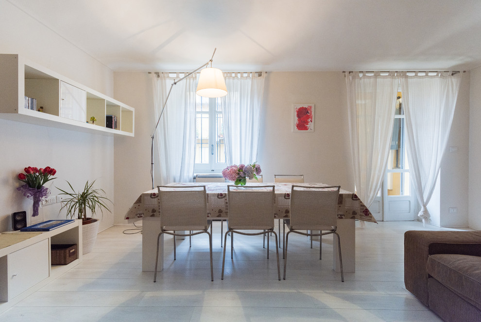 Foto di una sala da pranzo aperta verso il soggiorno minimal di medie dimensioni con pareti bianche e pavimento in legno verniciato