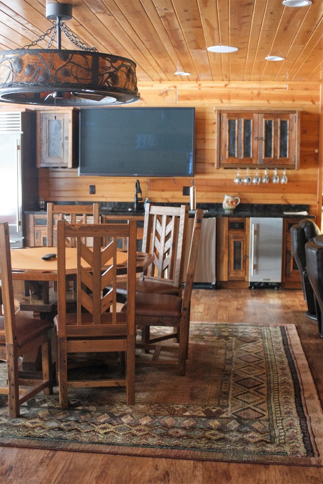 На фото: большая кухня-столовая в стиле рустика с полом из сланца и разноцветным полом с