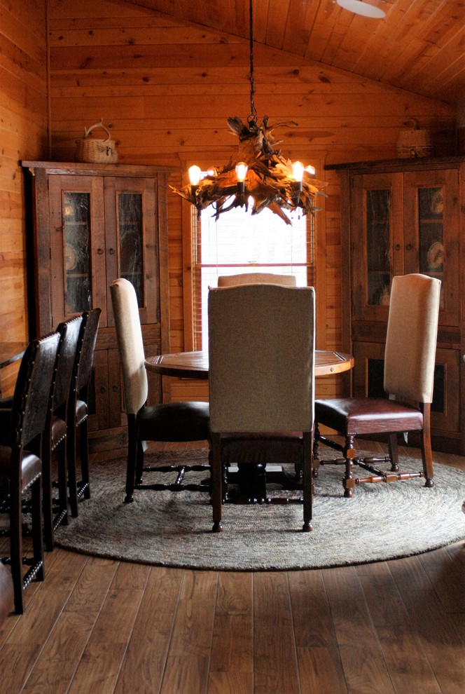Aménagement d'une grande salle à manger ouverte sur la cuisine montagne avec un sol en ardoise et un sol multicolore.