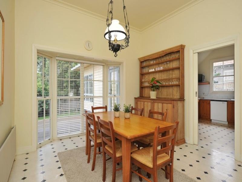 Kitchen/dining room combo - mid-sized traditional kitchen/dining room combo idea in Melbourne