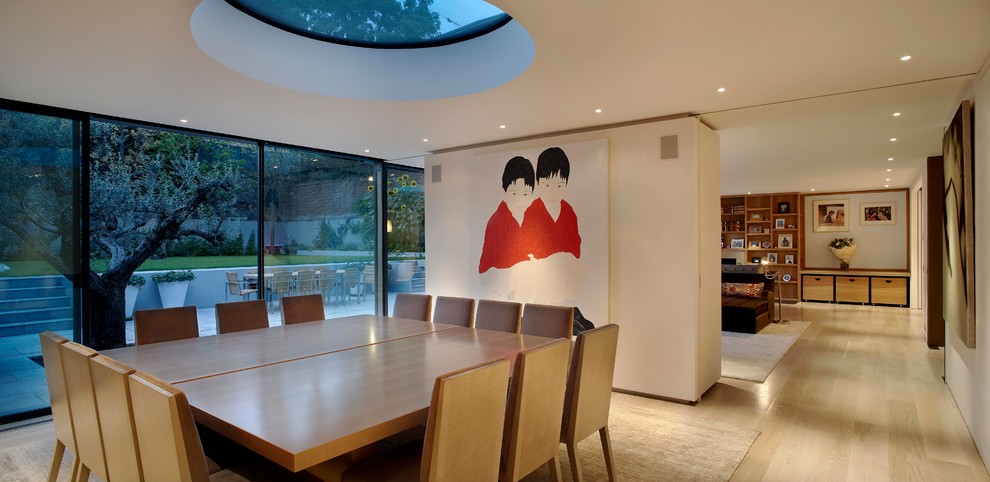 Geschlossenes, Großes Modernes Esszimmer mit weißer Wandfarbe und hellem Holzboden in London