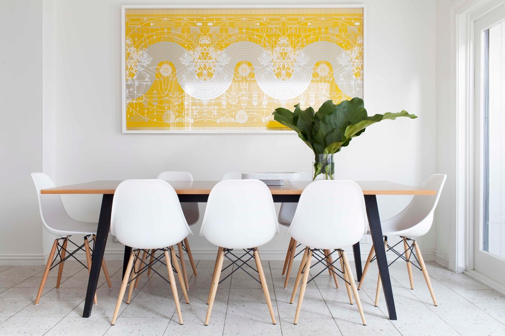 Foto di una piccola sala da pranzo aperta verso la cucina design con pareti bianche e pavimento in gres porcellanato