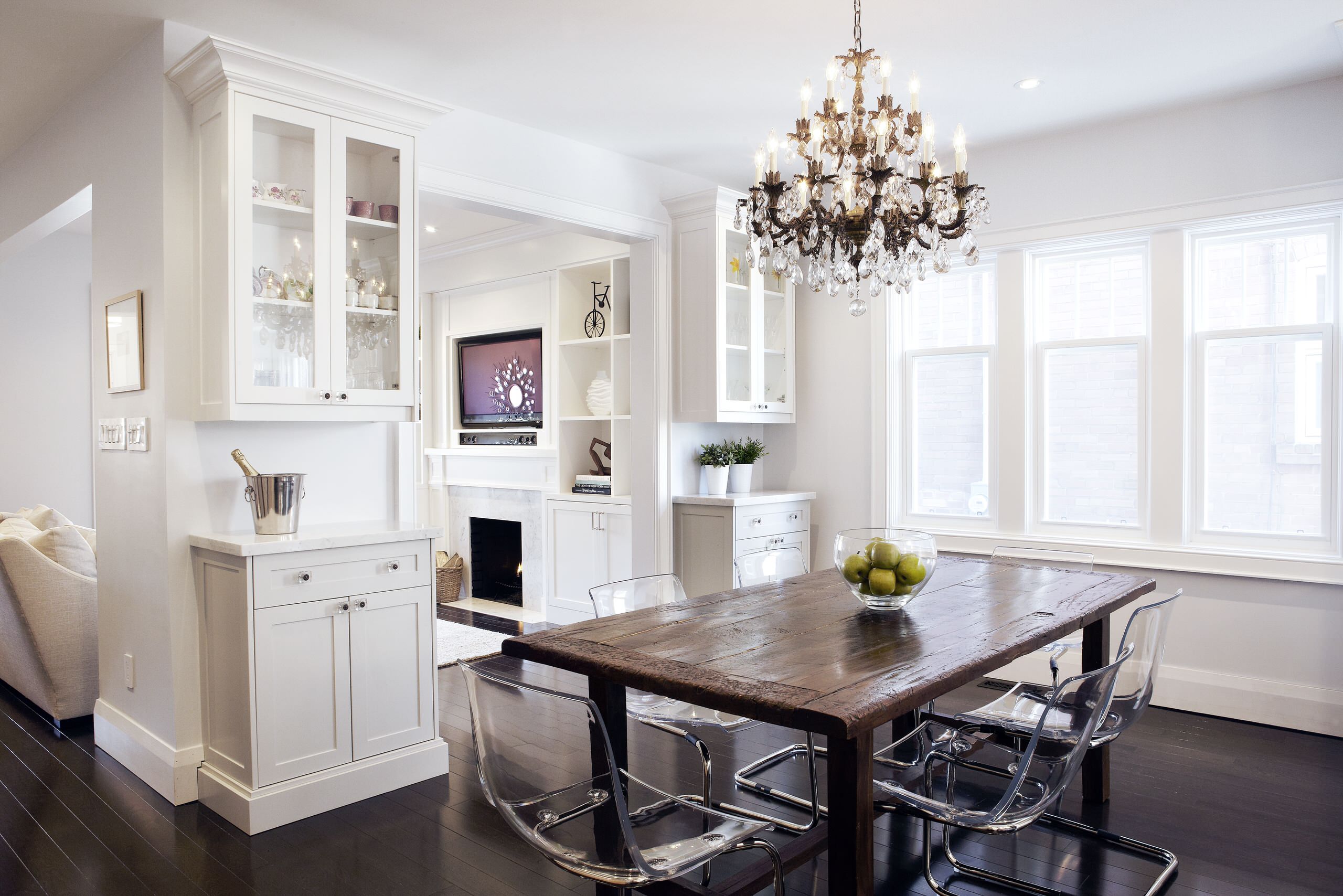 кессонные потолки в интерьерах минимализма. интерьер потолок. натяжные потолки в интерьере. интерьер гостиной с кессонными потолками. кухня-гостиная в стиле лофт в квартире.