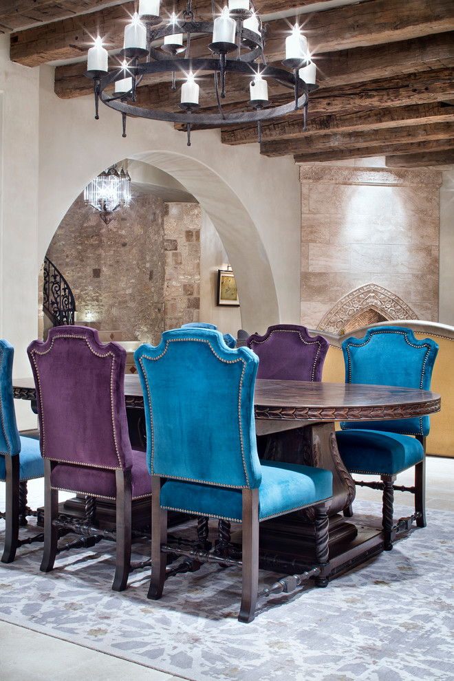 Réalisation d'une salle à manger ouverte sur le salon méditerranéenne avec un mur beige.
