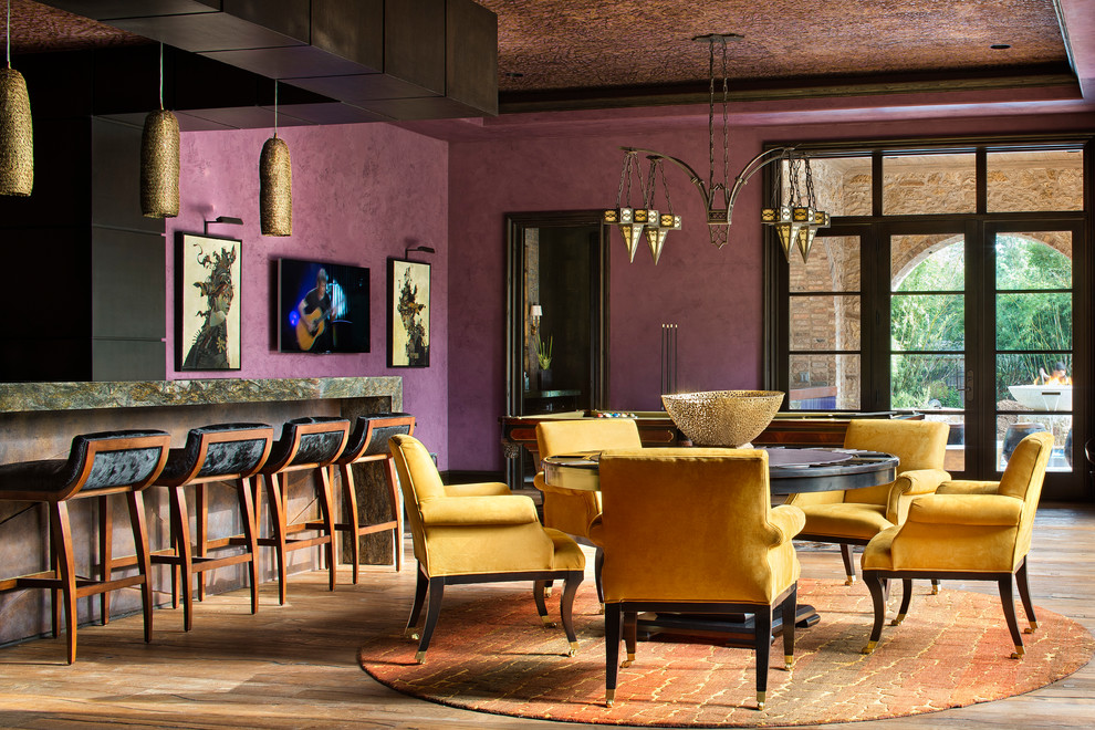 Свежая идея для дизайна: столовая в средиземноморском стиле с фиолетовыми стенами и паркетным полом среднего тона - отличное фото интерьера