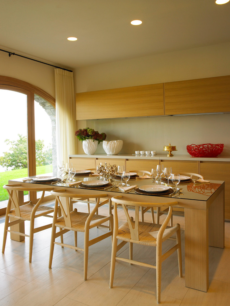 Cette photo montre une salle à manger ouverte sur la cuisine tendance de taille moyenne avec un mur blanc.