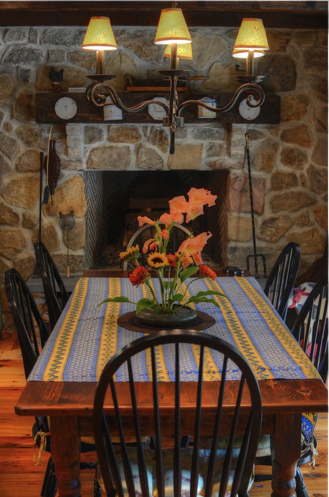 Стильный дизайн: маленькая кухня-столовая в классическом стиле с зелеными стенами, паркетным полом среднего тона, стандартным камином и фасадом камина из камня для на участке и в саду - последний тренд